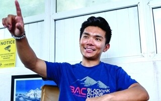 Непальский подросток поднимается к рекордному верху