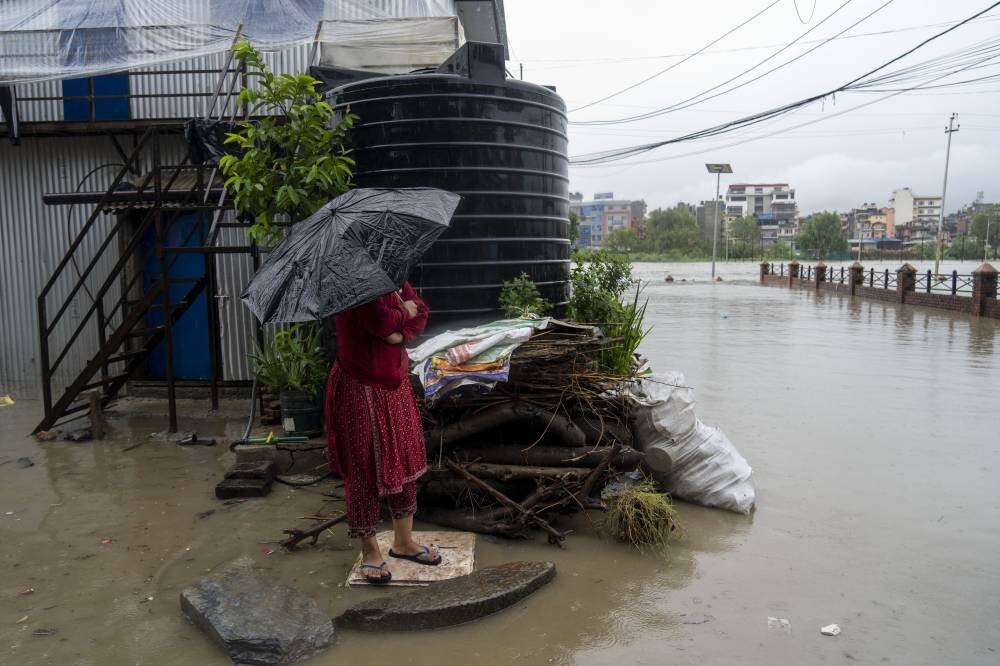 Сильные дожди в Катманду привели к оползням и наводнениям