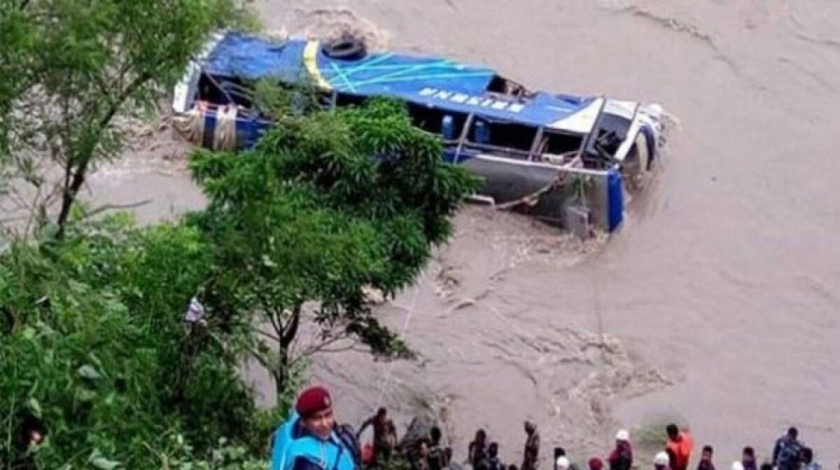 Индийский автобус упал в реку в Непале | Новости за границей